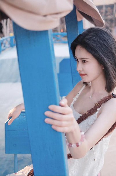 导演的私人“偏爱”:她到底是靠什么站稳了娱乐圈?