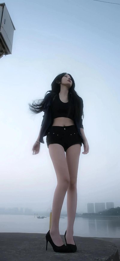 他到底是凭实力获得成功,还是家族背景为他开道?