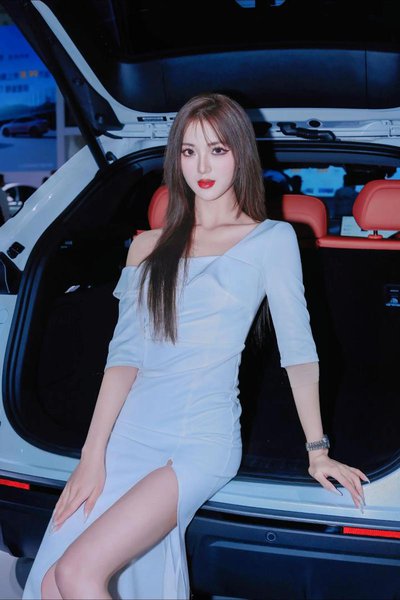 这位明星为何始终不肯承认家族背景？