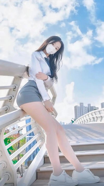 李易峰深夜疑似与女性亲密互动，视频曝光引发热议